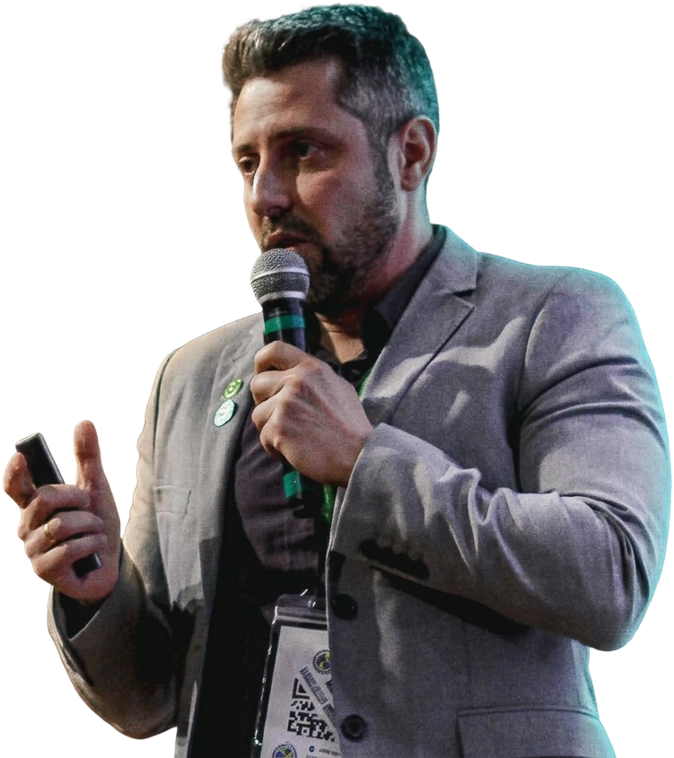 Paulo Sergio palestrando com um microfone, recortado sem fundo