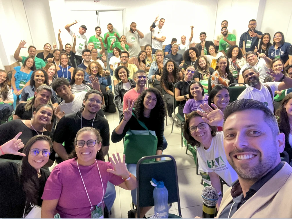 Paulo Sergio sorrindo junto aos participantes da palestra no SIPES 2024